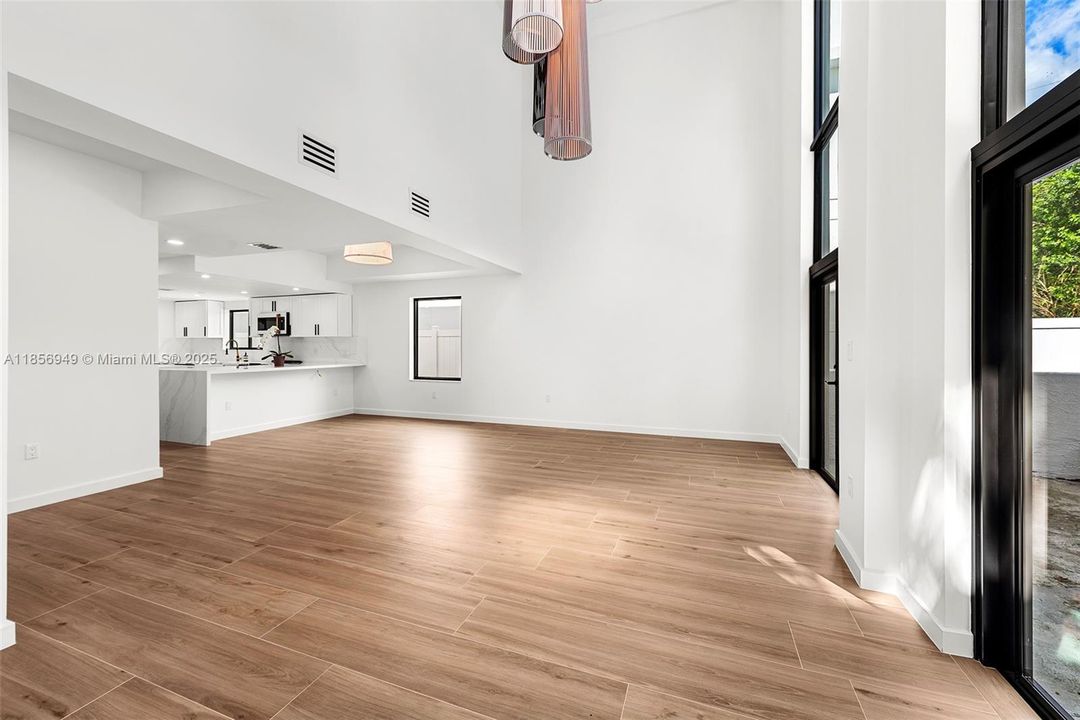 Под контрактом: $1,550,000 (3 спален, 1 ванн, 4054 Квадратных фут)