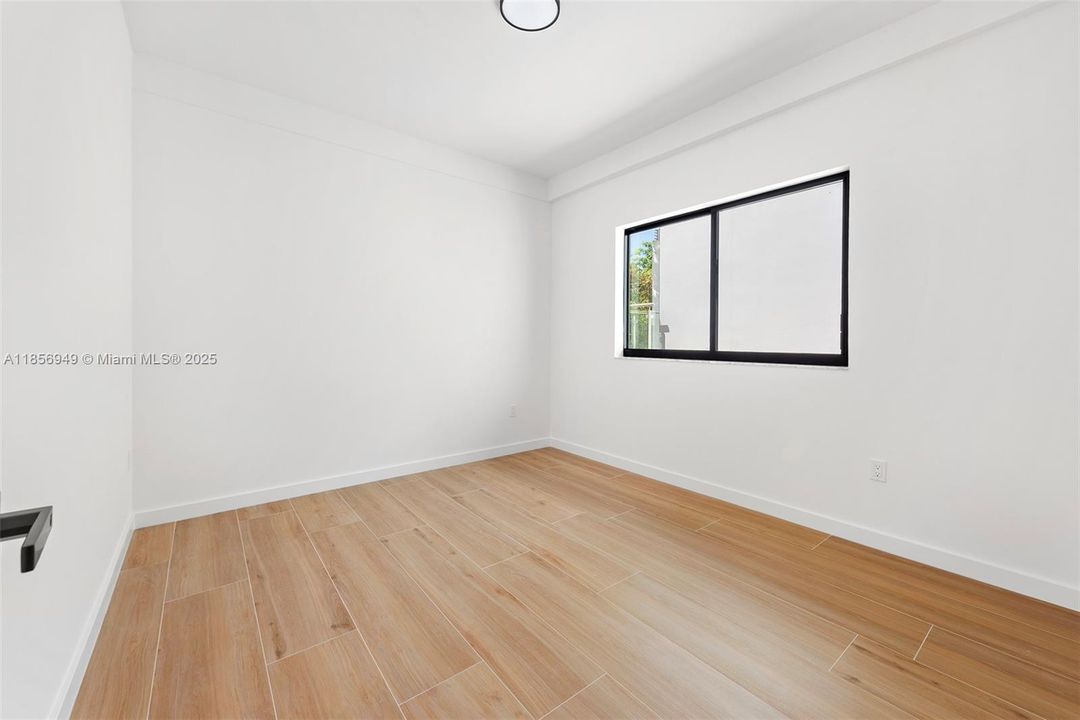 Под контрактом: $1,550,000 (3 спален, 1 ванн, 4054 Квадратных фут)