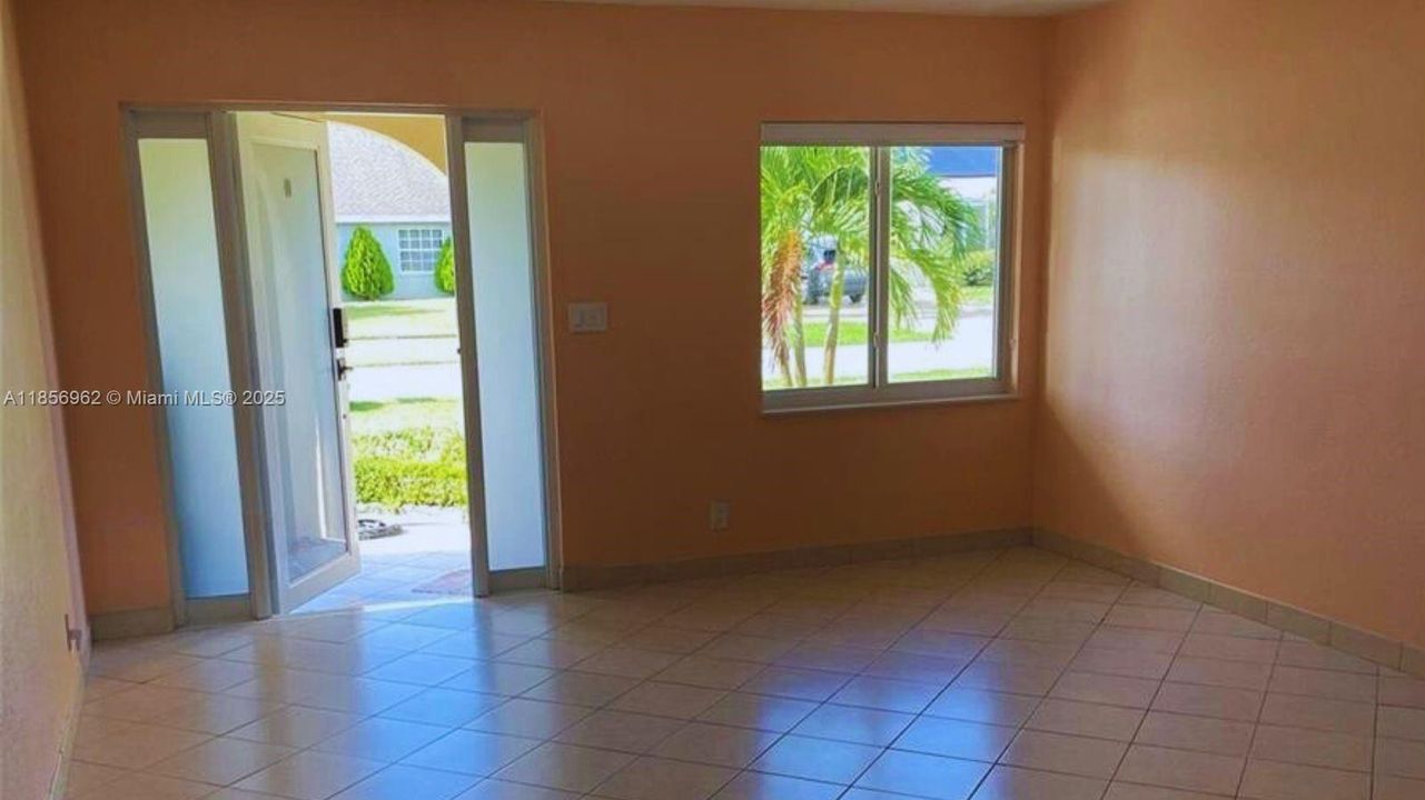 Recently Rented: $2,950 (3 beds, 2 baths, 1570 Square Feet)