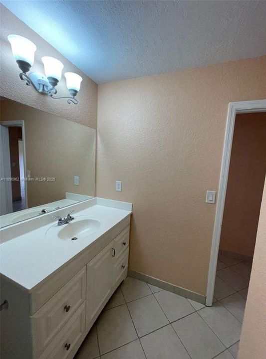 Recently Rented: $2,950 (3 beds, 2 baths, 1570 Square Feet)