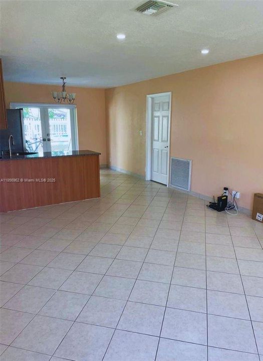 Recently Rented: $2,950 (3 beds, 2 baths, 1570 Square Feet)