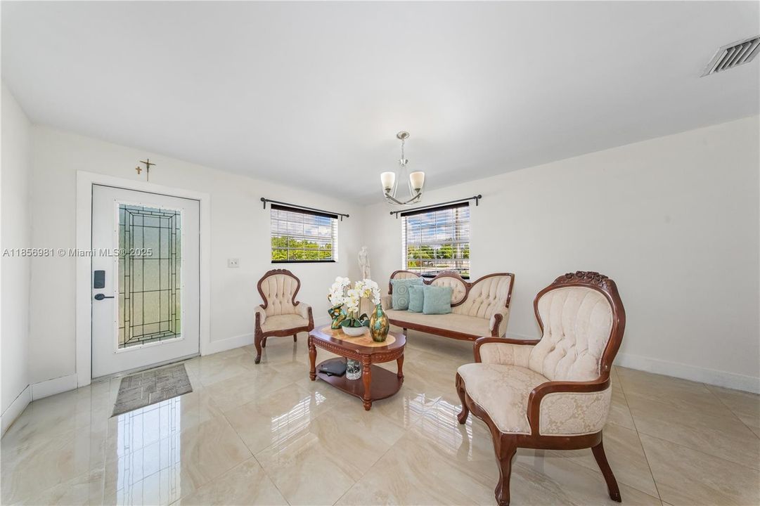 Недавно продано: $650,000 (4 спален, 2 ванн, 1851 Квадратных фут)