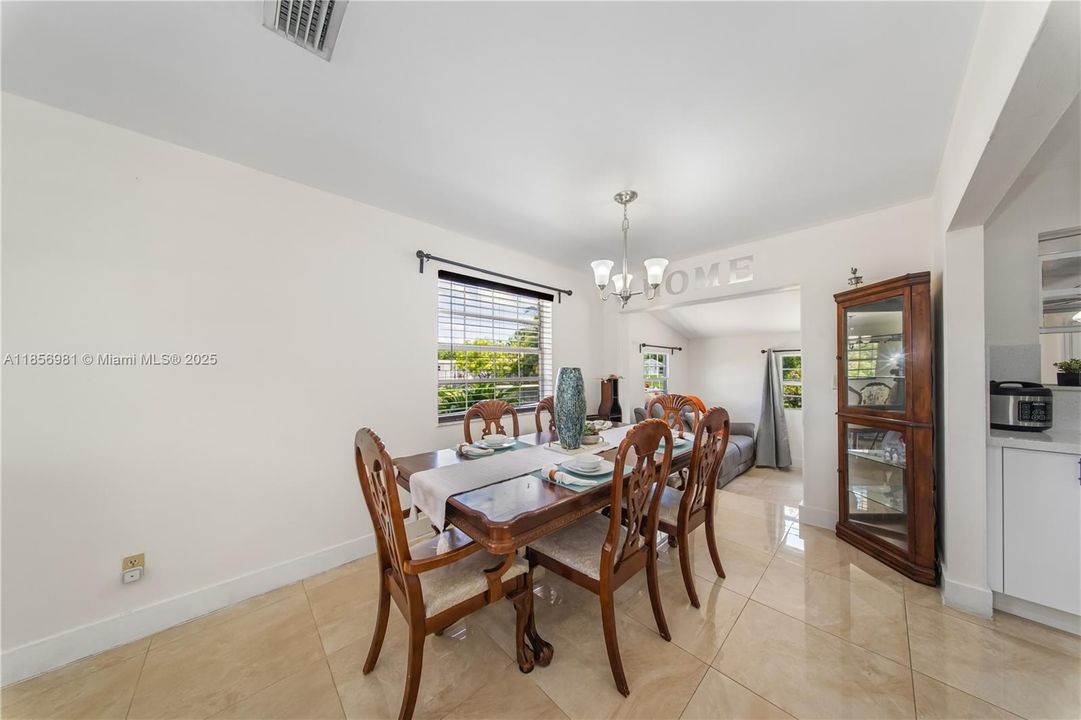 Недавно продано: $650,000 (4 спален, 2 ванн, 1851 Квадратных фут)