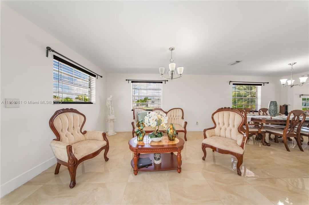 Недавно продано: $650,000 (4 спален, 2 ванн, 1851 Квадратных фут)