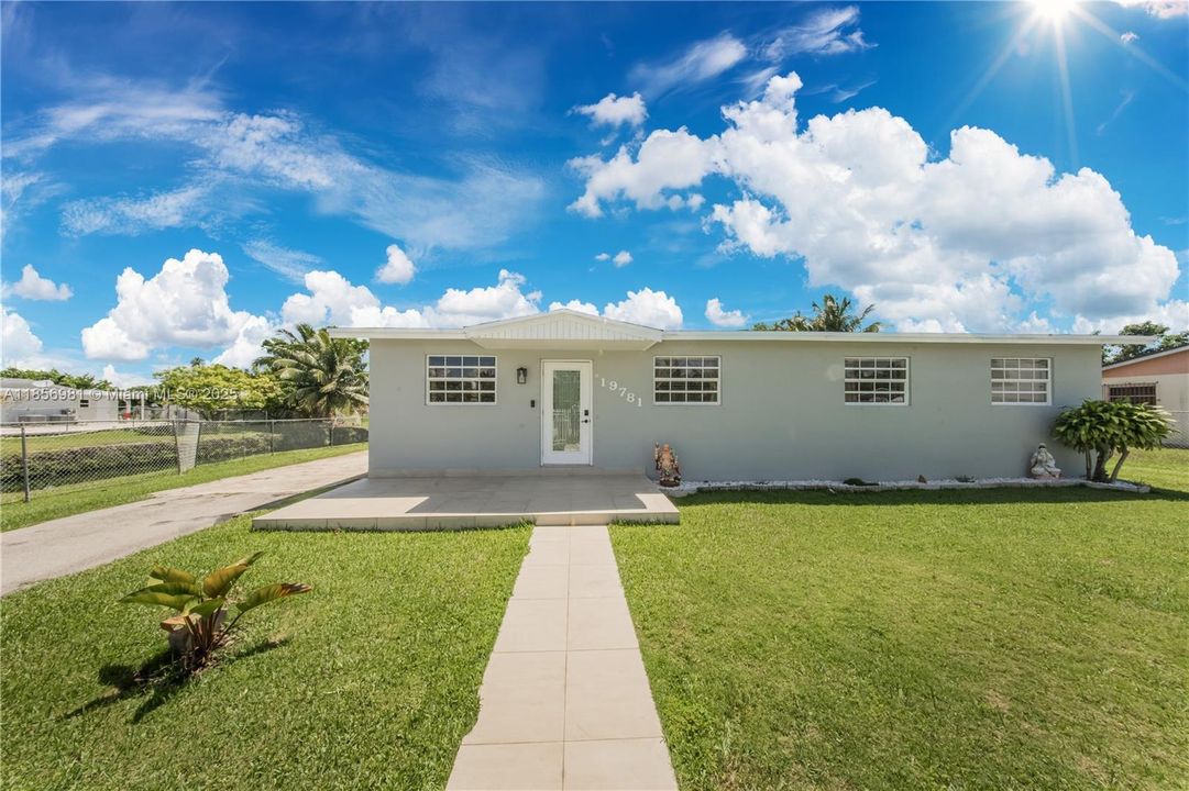 Недавно продано: $650,000 (4 спален, 2 ванн, 1851 Квадратных фут)