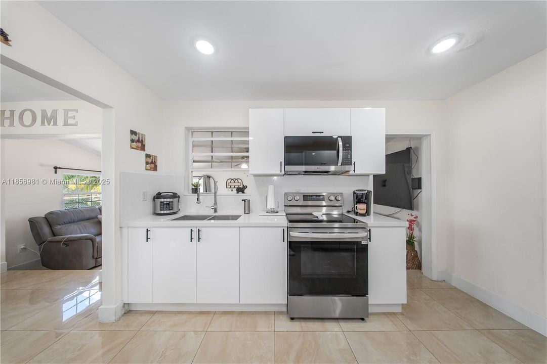 Недавно продано: $650,000 (4 спален, 2 ванн, 1851 Квадратных фут)