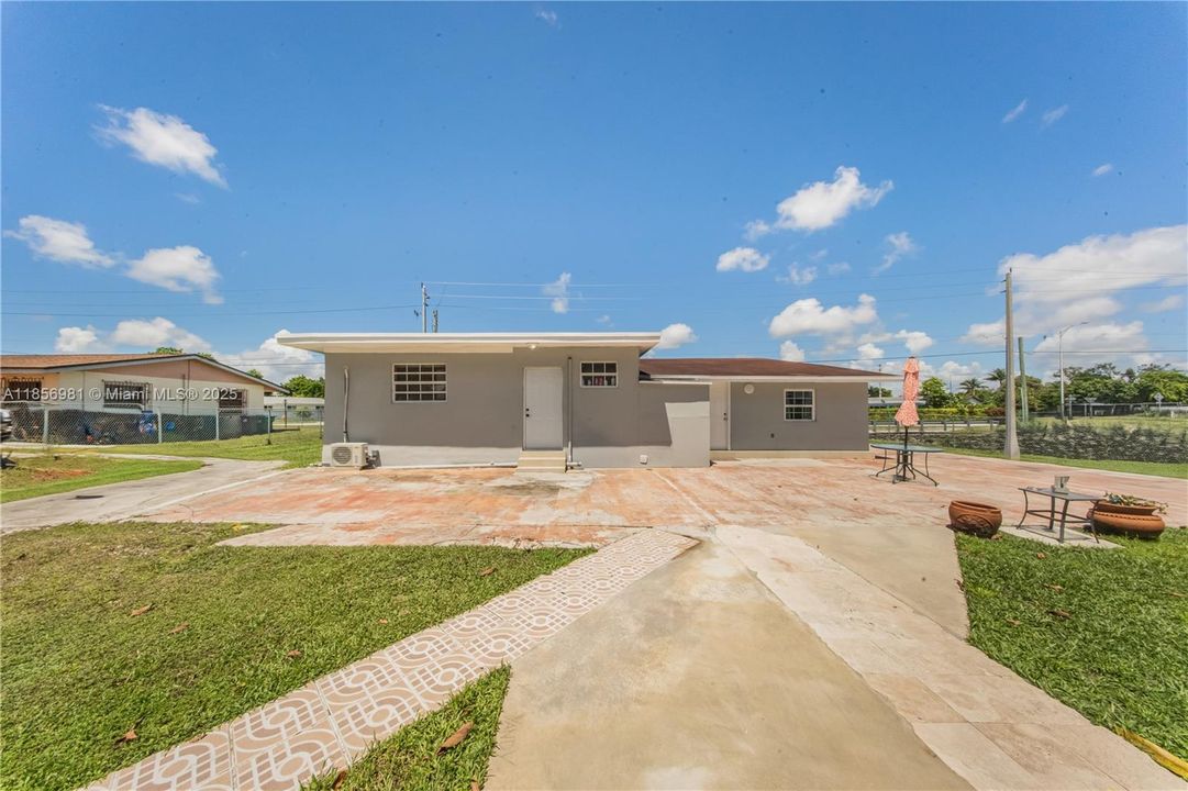 Недавно продано: $650,000 (4 спален, 2 ванн, 1851 Квадратных фут)