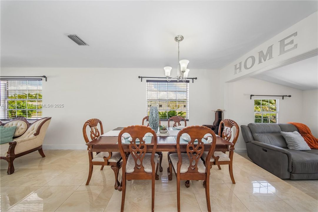 Недавно продано: $650,000 (4 спален, 2 ванн, 1851 Квадратных фут)