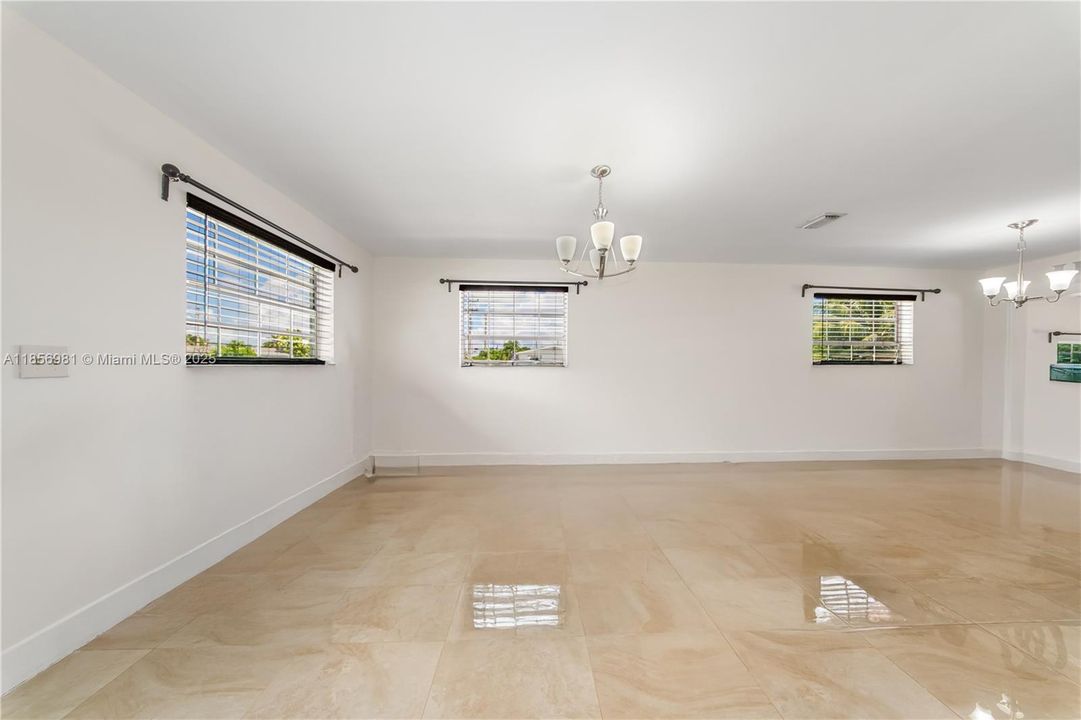 Недавно продано: $650,000 (4 спален, 2 ванн, 1851 Квадратных фут)