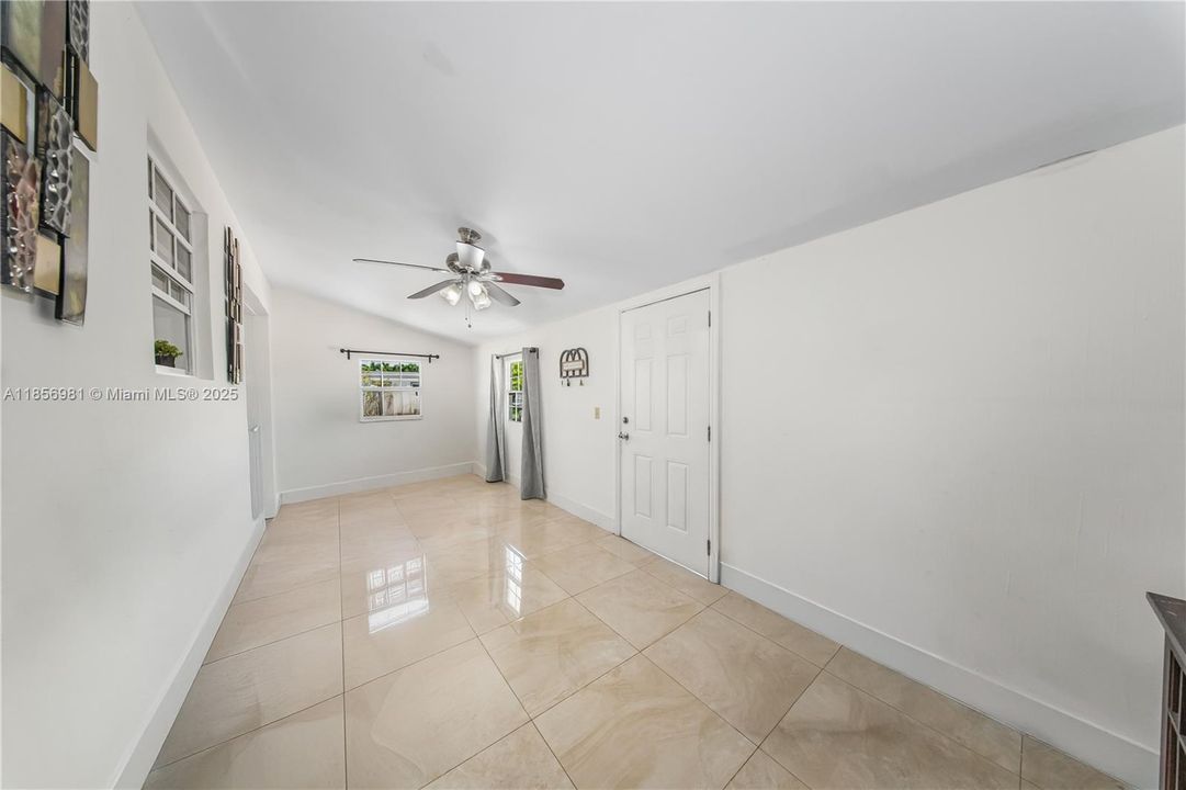 Недавно продано: $650,000 (4 спален, 2 ванн, 1851 Квадратных фут)