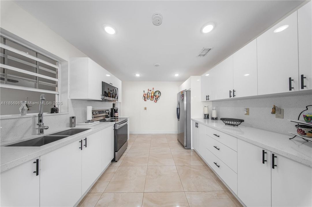 Недавно продано: $650,000 (4 спален, 2 ванн, 1851 Квадратных фут)