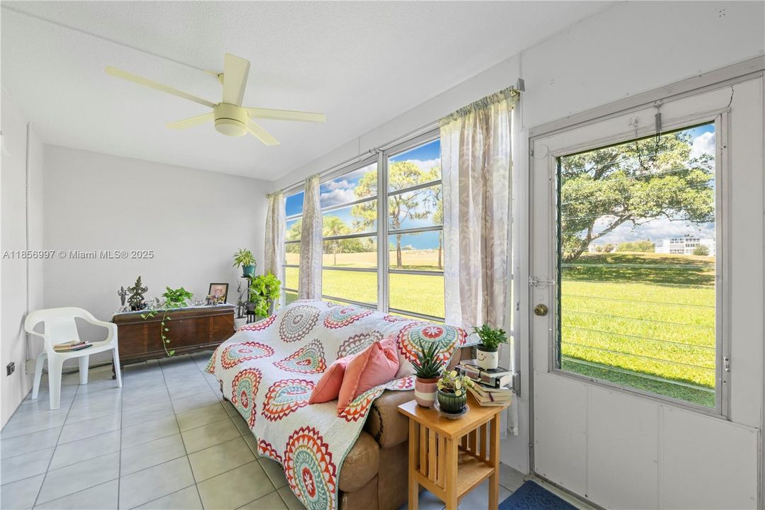 待售: $110,000 (1 贝兹, 1 浴室, 719 平方英尺)