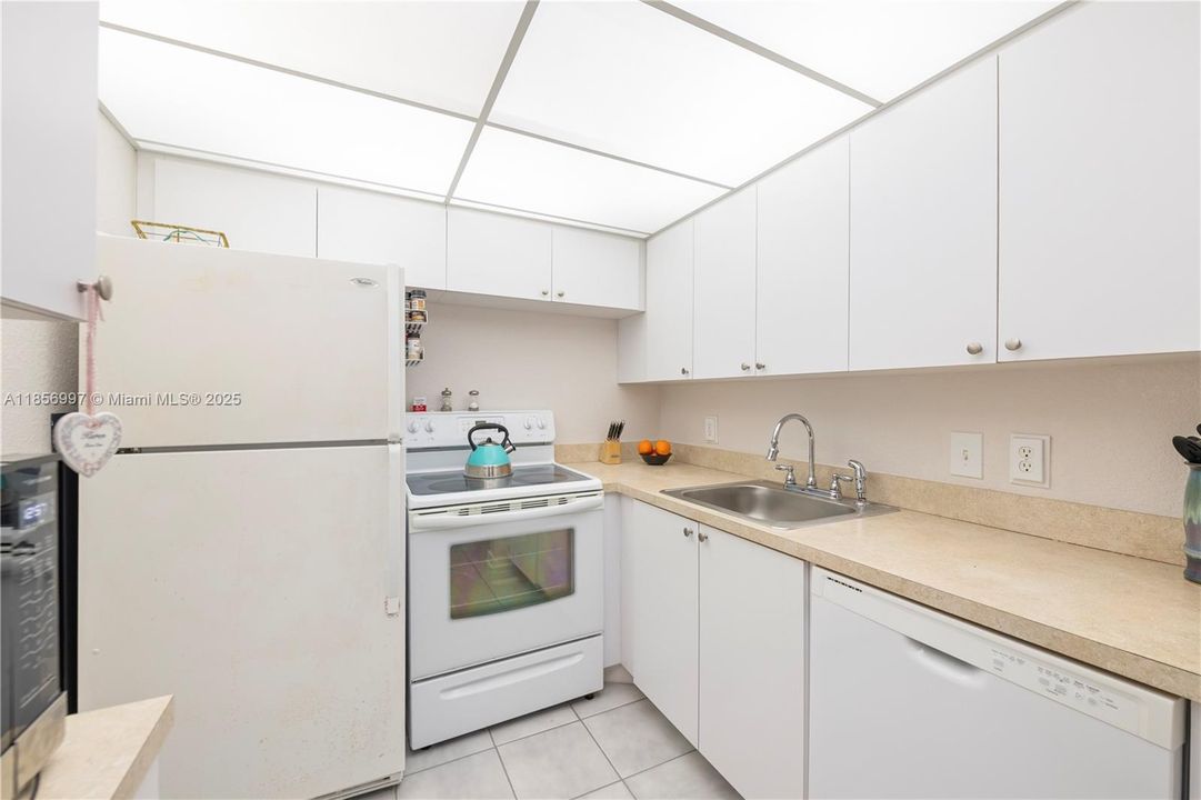 待售: $110,000 (1 贝兹, 1 浴室, 719 平方英尺)