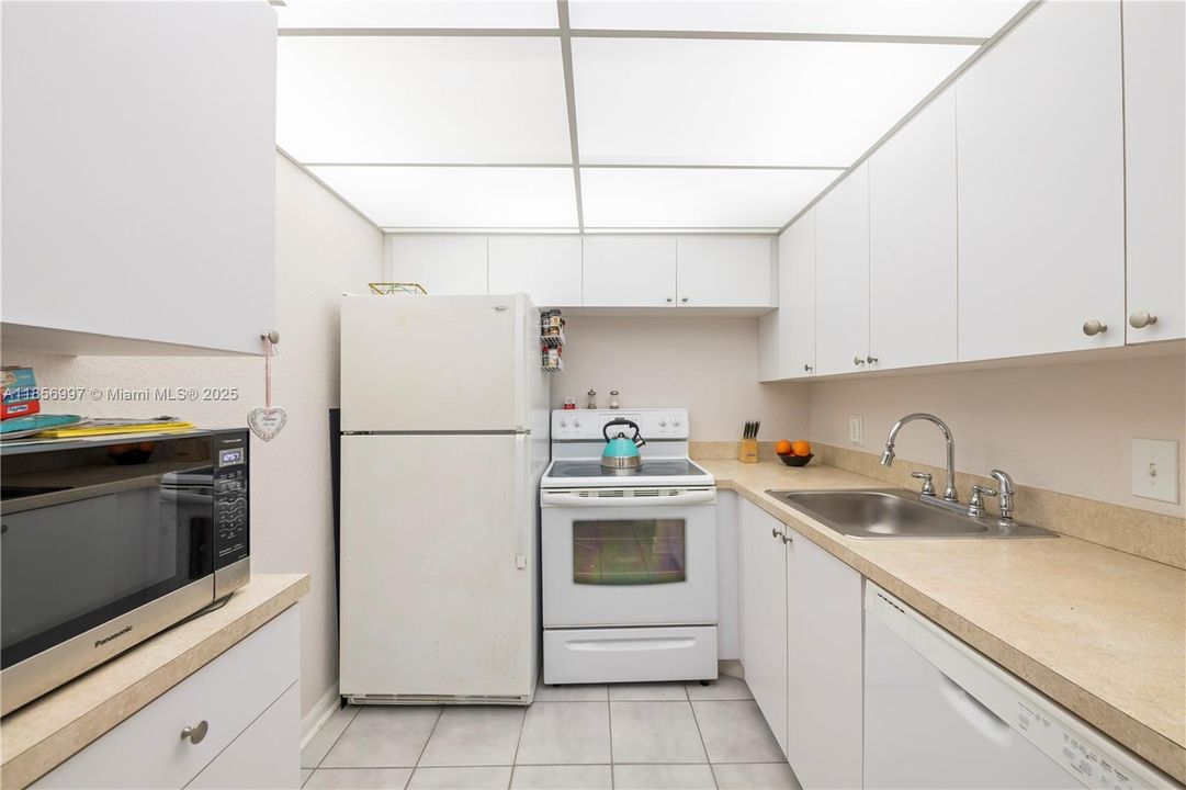 待售: $110,000 (1 贝兹, 1 浴室, 719 平方英尺)