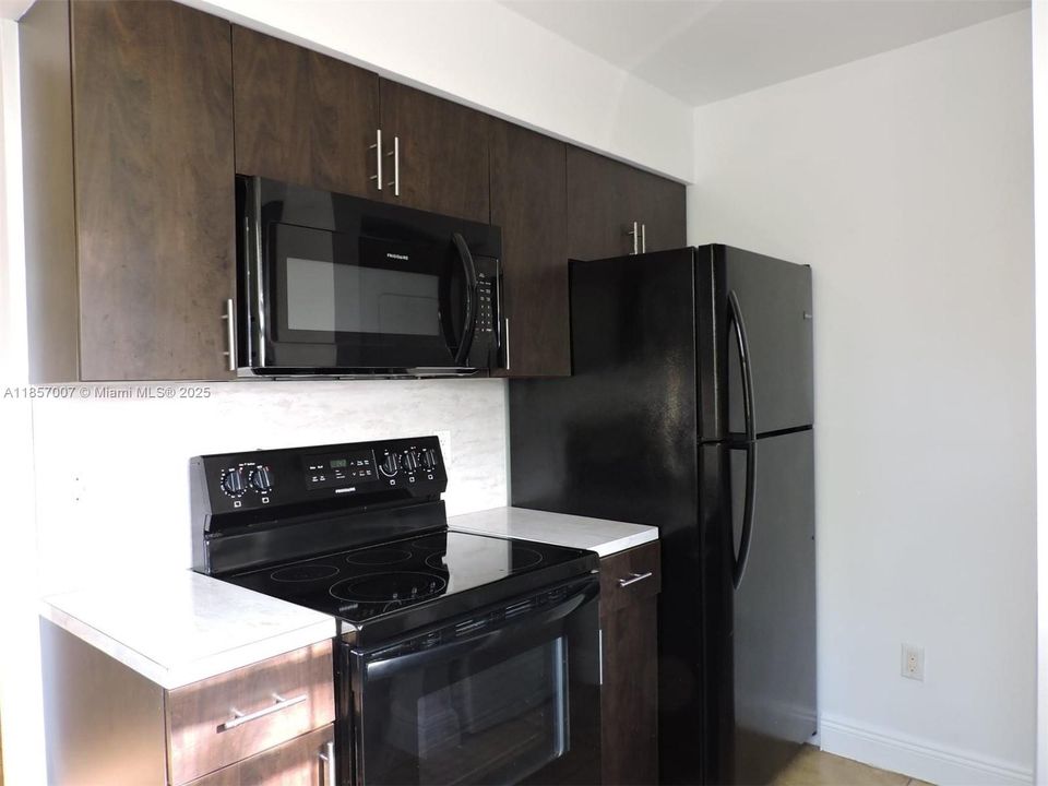 Active With Contract: $168,000 (1 beds, 1 baths, 685 Square Feet)