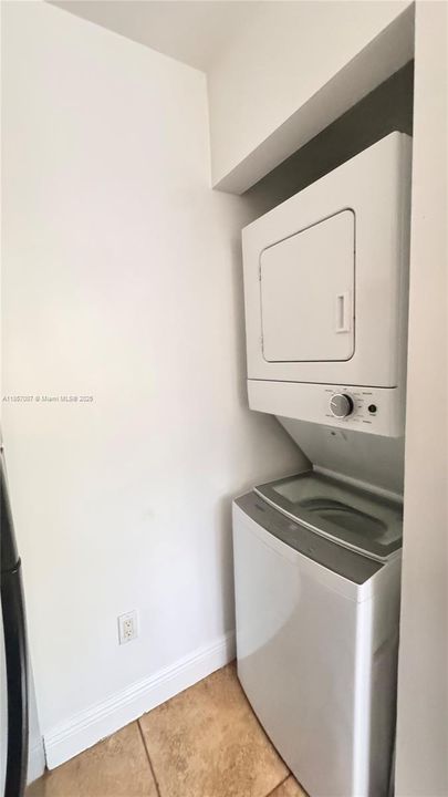 Active With Contract: $168,000 (1 beds, 1 baths, 685 Square Feet)