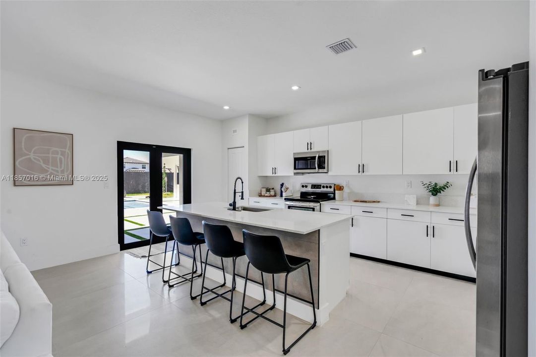 Недавно продано: $1,150,000 (4 спален, 3 ванн, 2412 Квадратных фут)