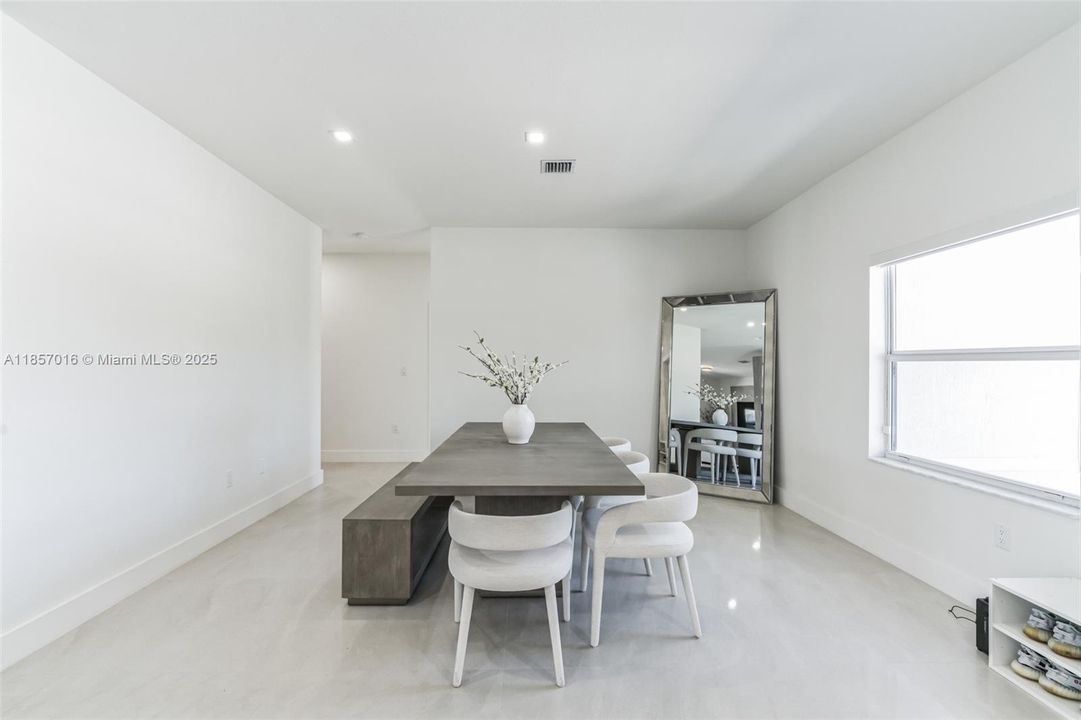 Недавно продано: $1,150,000 (4 спален, 3 ванн, 2412 Квадратных фут)