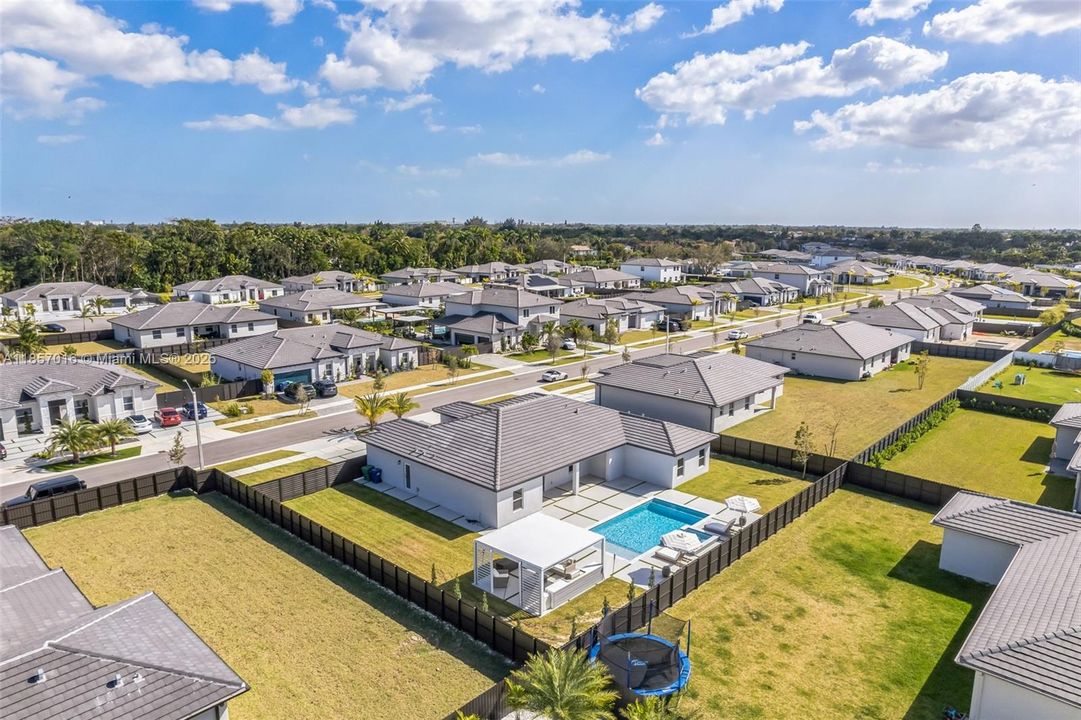 Недавно продано: $1,150,000 (4 спален, 3 ванн, 2412 Квадратных фут)