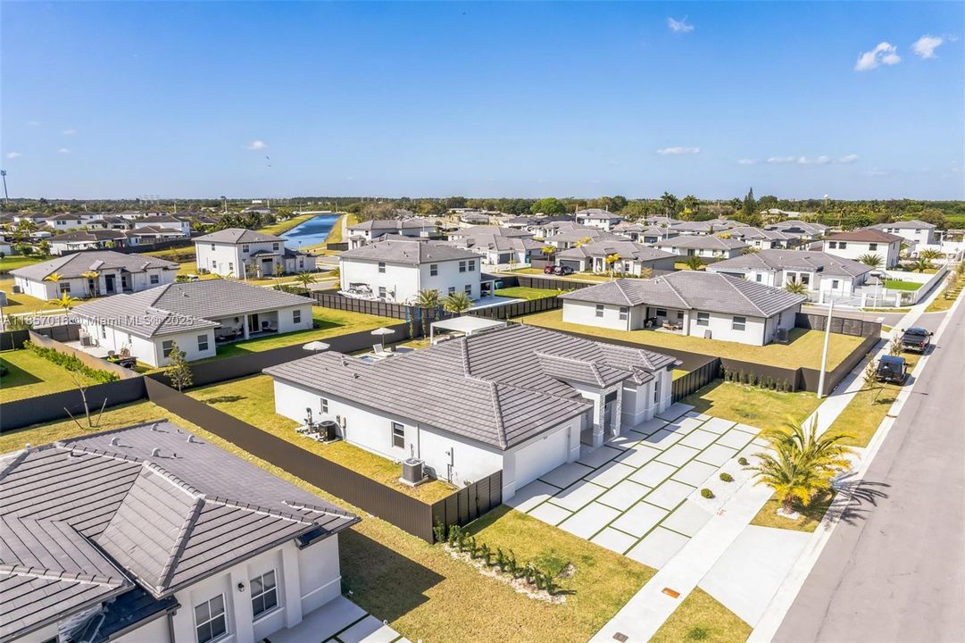 Недавно продано: $1,150,000 (4 спален, 3 ванн, 2412 Квадратных фут)