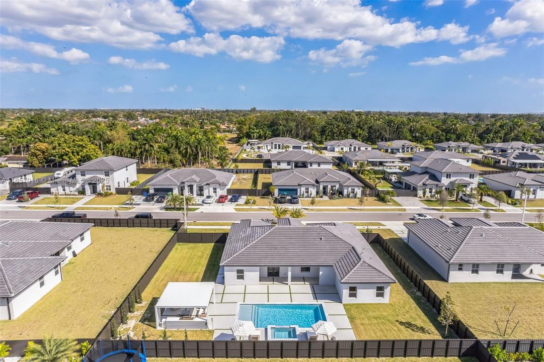 Недавно продано: $1,150,000 (4 спален, 3 ванн, 2412 Квадратных фут)