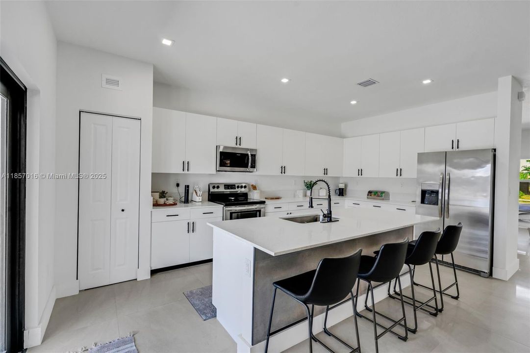 Недавно продано: $1,150,000 (4 спален, 3 ванн, 2412 Квадратных фут)