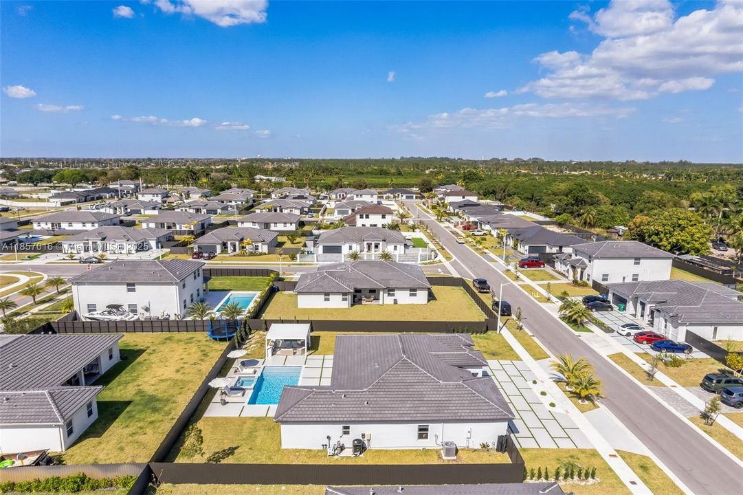 Недавно продано: $1,150,000 (4 спален, 3 ванн, 2412 Квадратных фут)