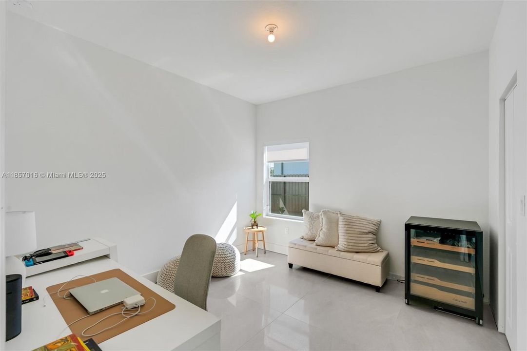 Недавно продано: $1,150,000 (4 спален, 3 ванн, 2412 Квадратных фут)