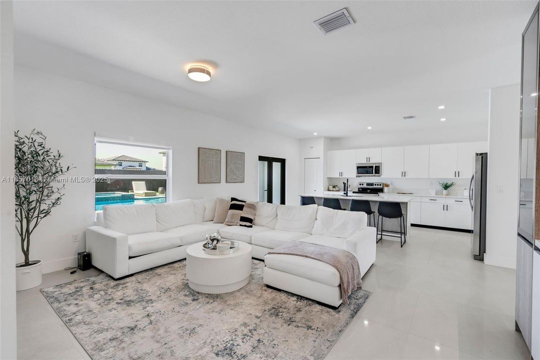 Недавно продано: $1,150,000 (4 спален, 3 ванн, 2412 Квадратных фут)