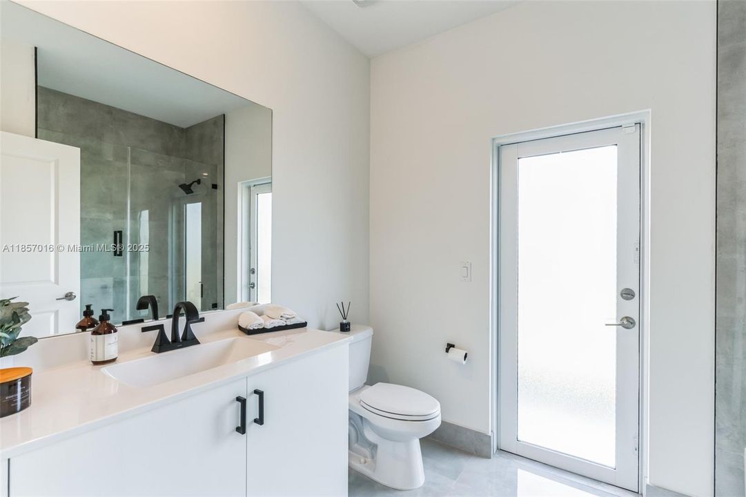 Недавно продано: $1,150,000 (4 спален, 3 ванн, 2412 Квадратных фут)