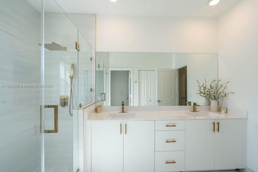 Недавно продано: $1,150,000 (4 спален, 3 ванн, 2412 Квадратных фут)