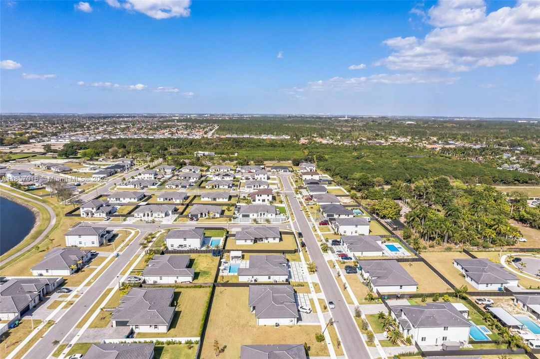 Недавно продано: $1,150,000 (4 спален, 3 ванн, 2412 Квадратных фут)