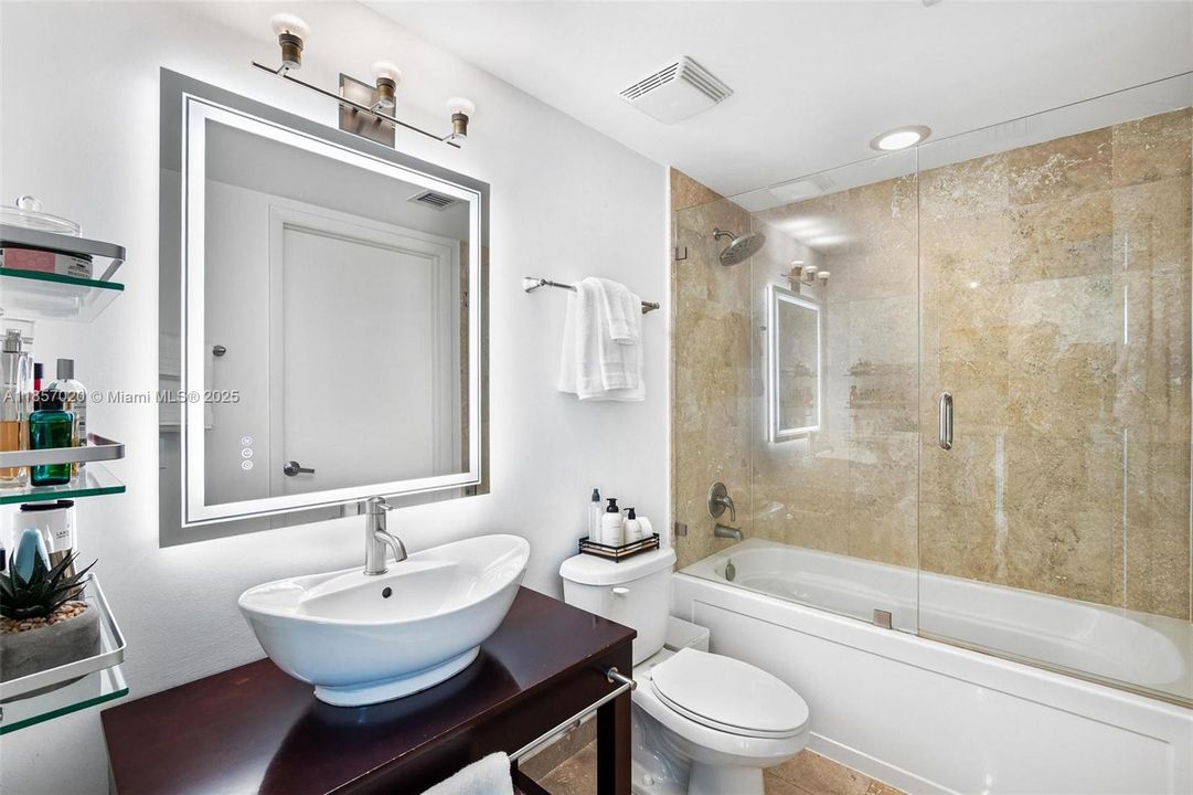 待售: $419,900 (1 贝兹, 1 浴室, 768 平方英尺)