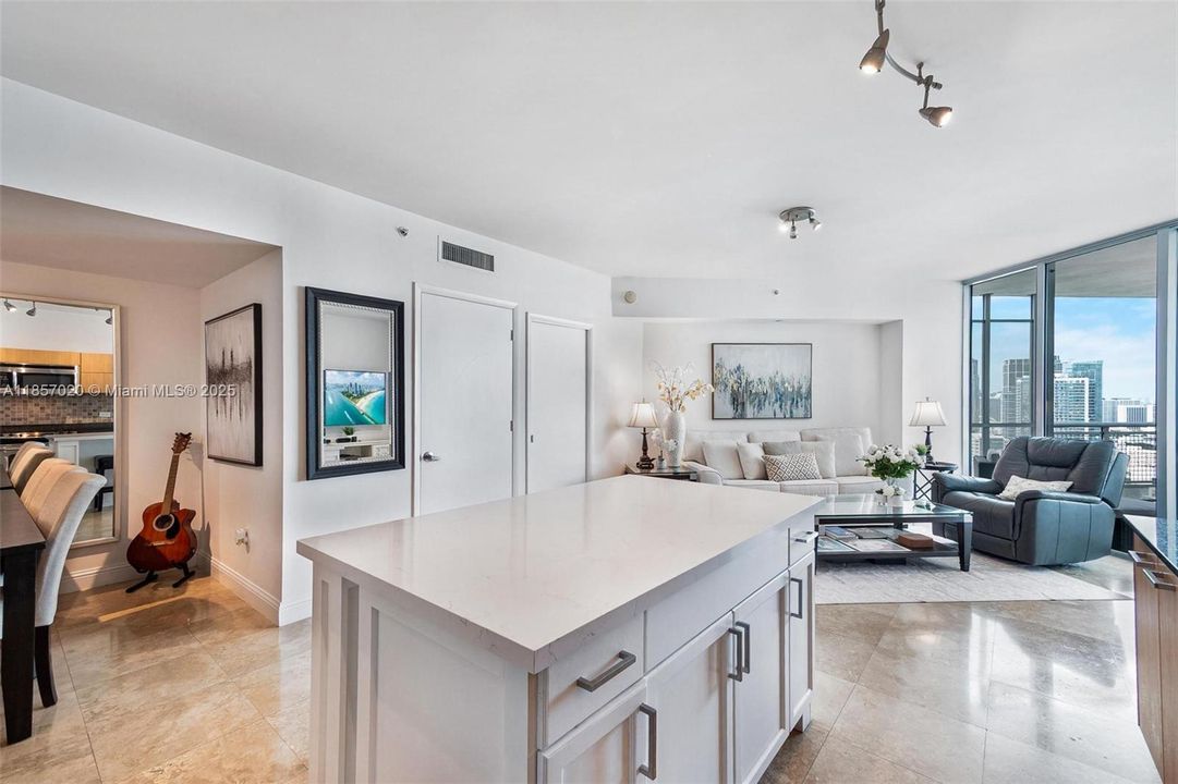 待售: $419,900 (1 贝兹, 1 浴室, 768 平方英尺)