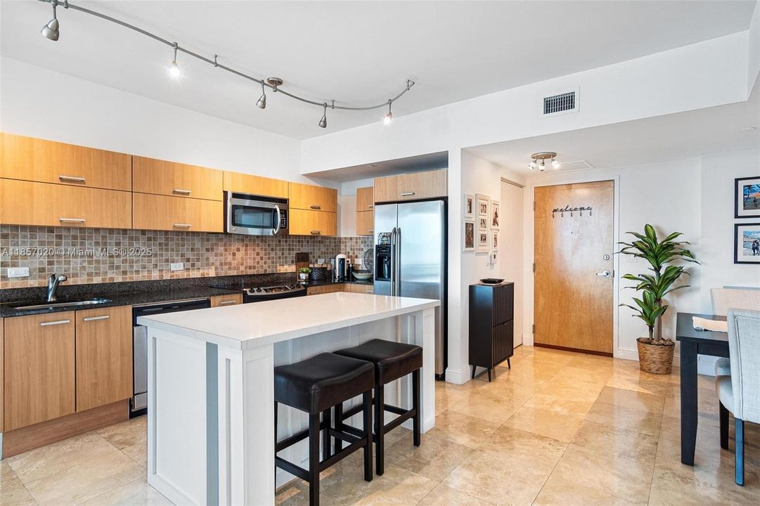 待售: $419,900 (1 贝兹, 1 浴室, 768 平方英尺)