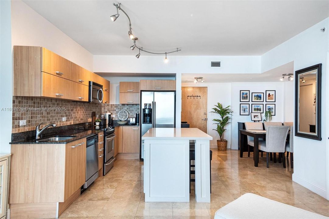 待售: $419,900 (1 贝兹, 1 浴室, 768 平方英尺)