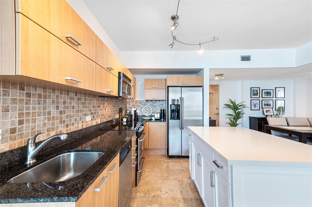 待售: $419,900 (1 贝兹, 1 浴室, 768 平方英尺)