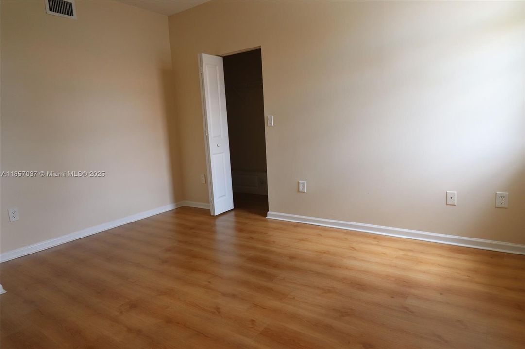 合同活跃: $2,600 (3 贝兹, 2 浴室, 1357 平方英尺)