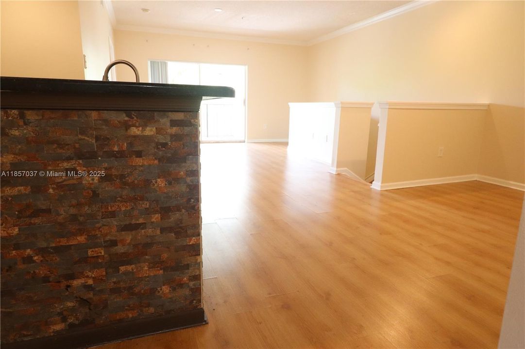 合同活跃: $2,600 (3 贝兹, 2 浴室, 1357 平方英尺)