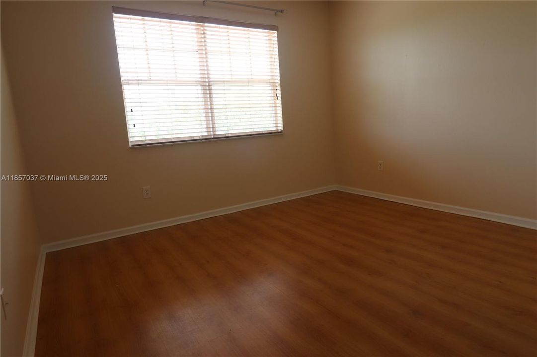 合同活跃: $2,600 (3 贝兹, 2 浴室, 1357 平方英尺)