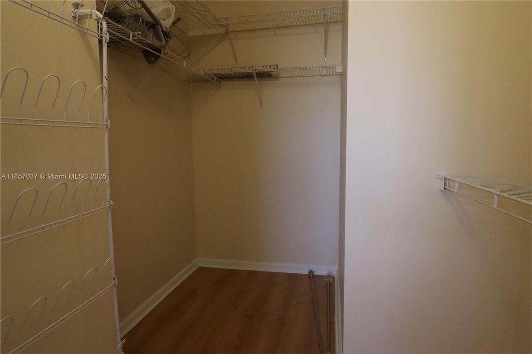 合同活跃: $2,600 (3 贝兹, 2 浴室, 1357 平方英尺)