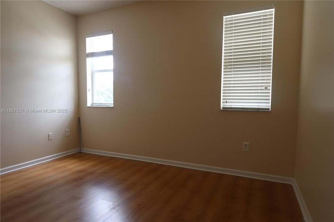 合同活跃: $2,600 (3 贝兹, 2 浴室, 1357 平方英尺)