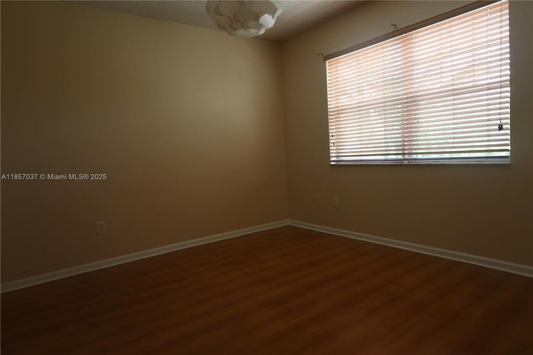 合同活跃: $2,600 (3 贝兹, 2 浴室, 1357 平方英尺)