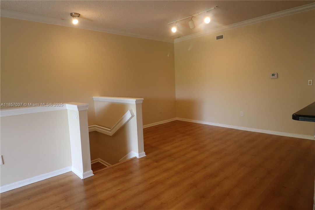 合同活跃: $2,600 (3 贝兹, 2 浴室, 1357 平方英尺)