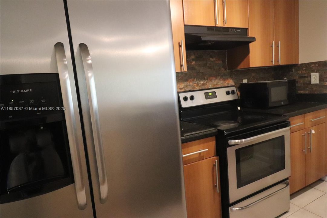 合同活跃: $2,600 (3 贝兹, 2 浴室, 1357 平方英尺)