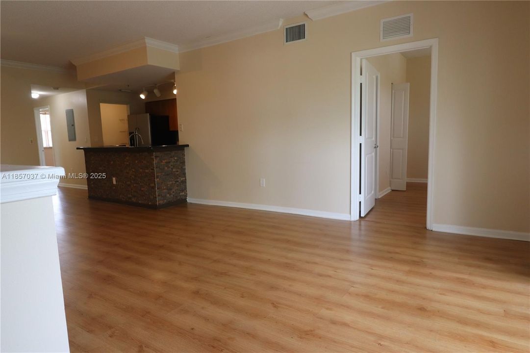 合同活跃: $2,600 (3 贝兹, 2 浴室, 1357 平方英尺)