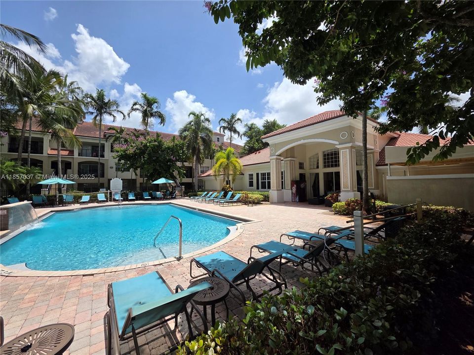 合同活跃: $2,600 (3 贝兹, 2 浴室, 1357 平方英尺)