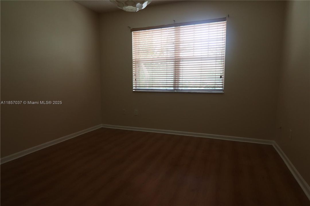 合同活跃: $2,600 (3 贝兹, 2 浴室, 1357 平方英尺)