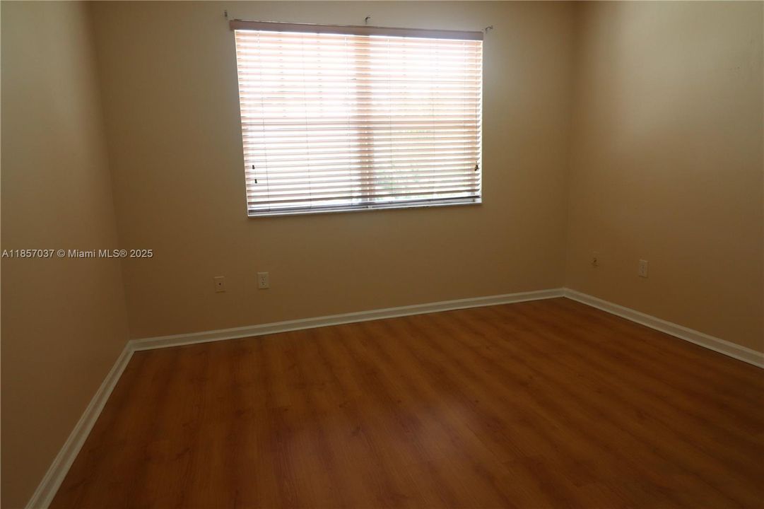 合同活跃: $2,600 (3 贝兹, 2 浴室, 1357 平方英尺)