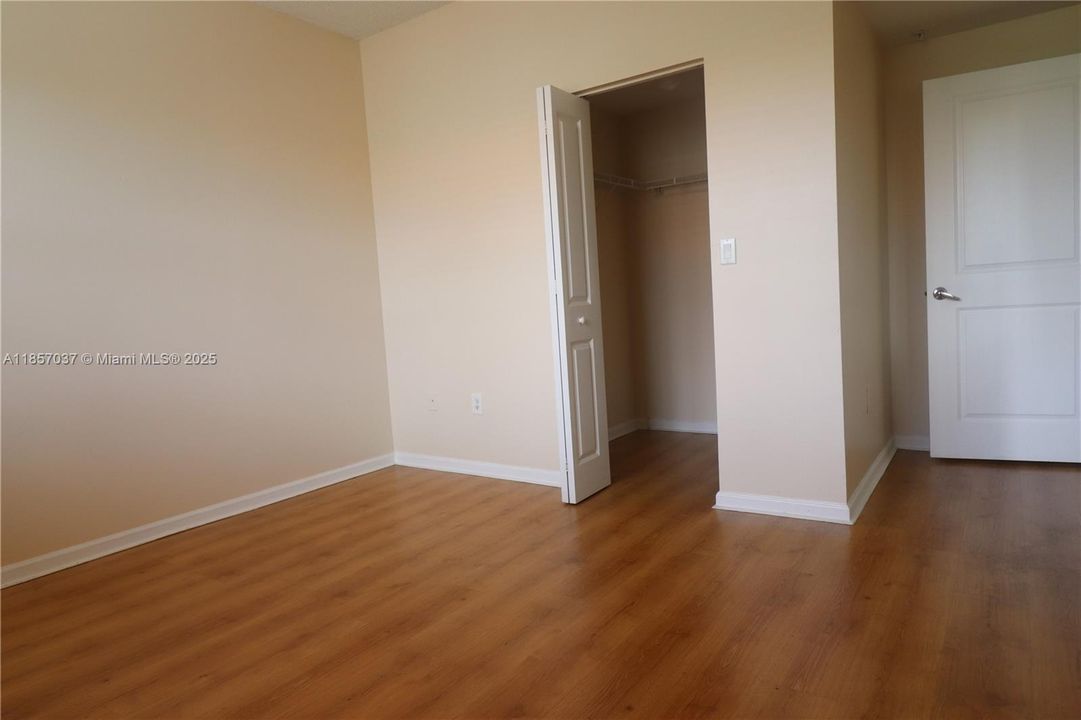 合同活跃: $2,600 (3 贝兹, 2 浴室, 1357 平方英尺)